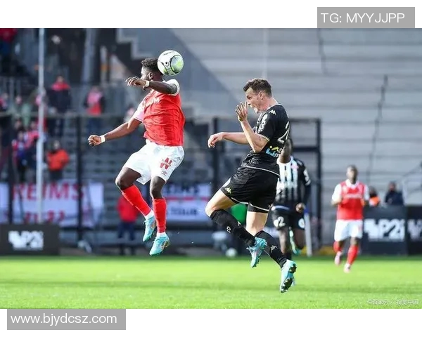 当足球巨星选择独自带球时队友与团队战术将如何应对与调整